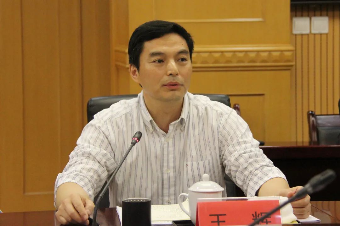 市人大常委会副主任林金荣主持会议林金荣向与会党外人士表示感谢.