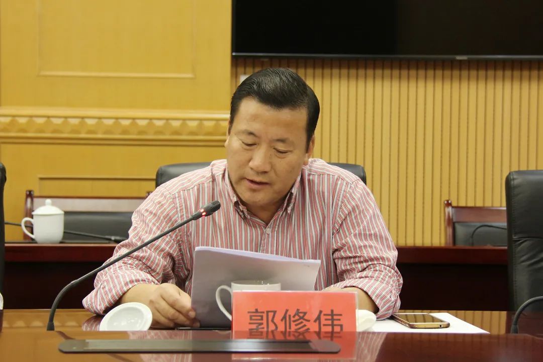 市人大常委会副主任林金荣主持会议林金荣向与会党外人士表示感谢.