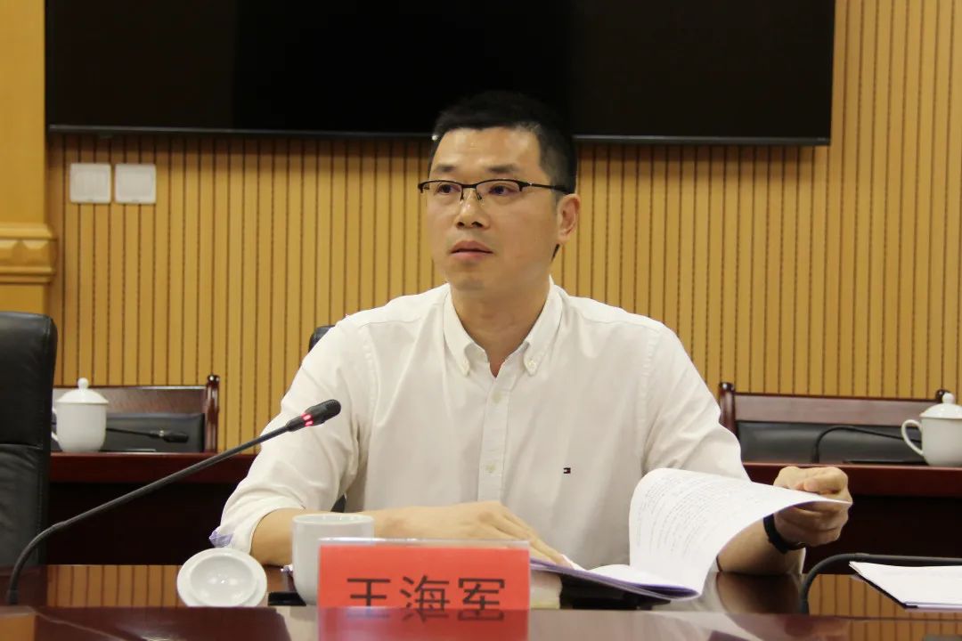 市人大常委会副主任林金荣主持会议林金荣向与会党外人士表示感谢.