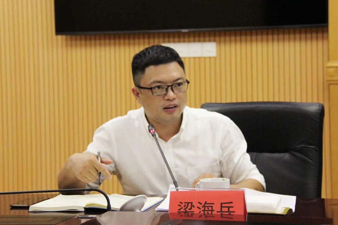 市人大常委会副主任林金荣主持会议林金荣向与会党外人士表示感谢.