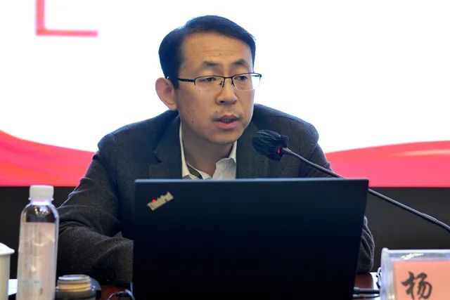 培训班上,省人大常委会外事工委专职副主任何新国作题为《机关文稿